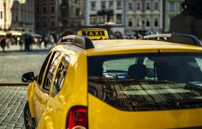 in gesprek met taxi chauffeur